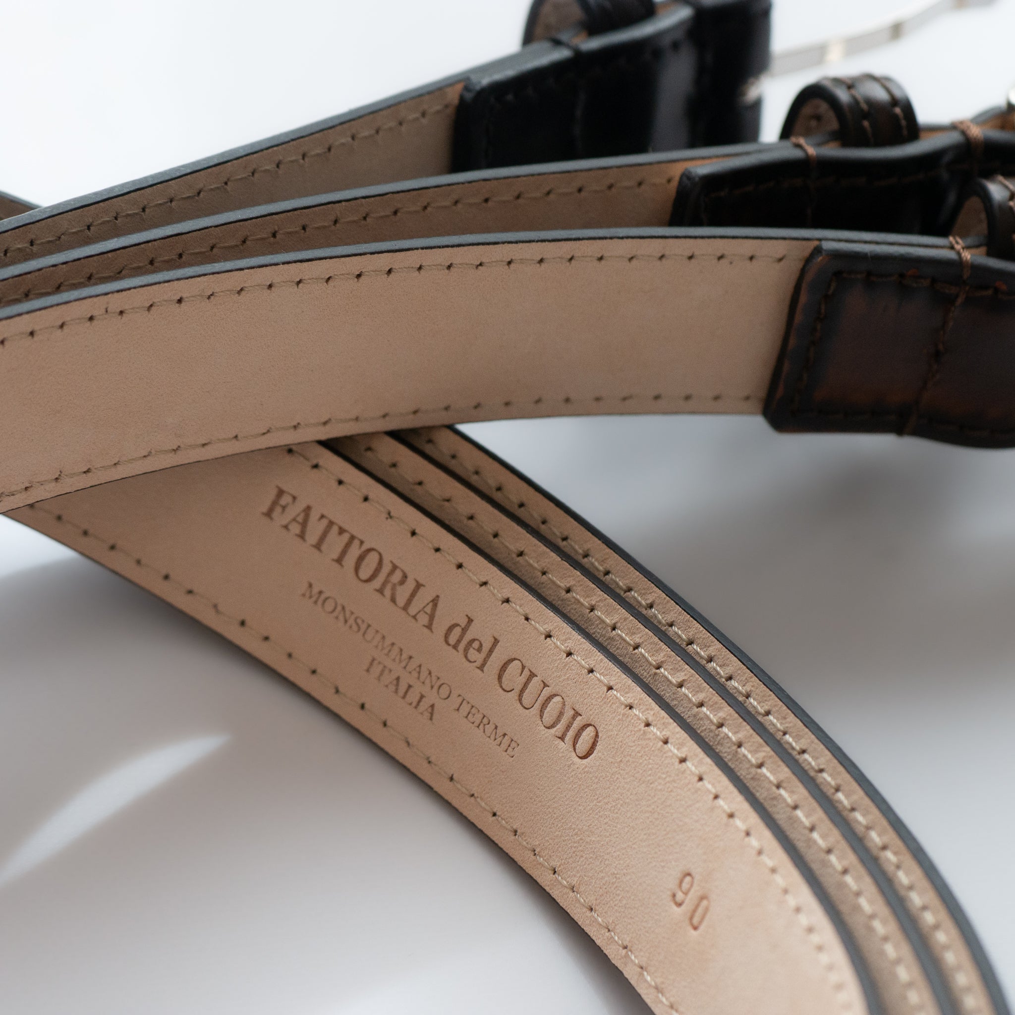 OVAL TWIST BUCKLE CORRECTED GRAIN LEATHER BELT