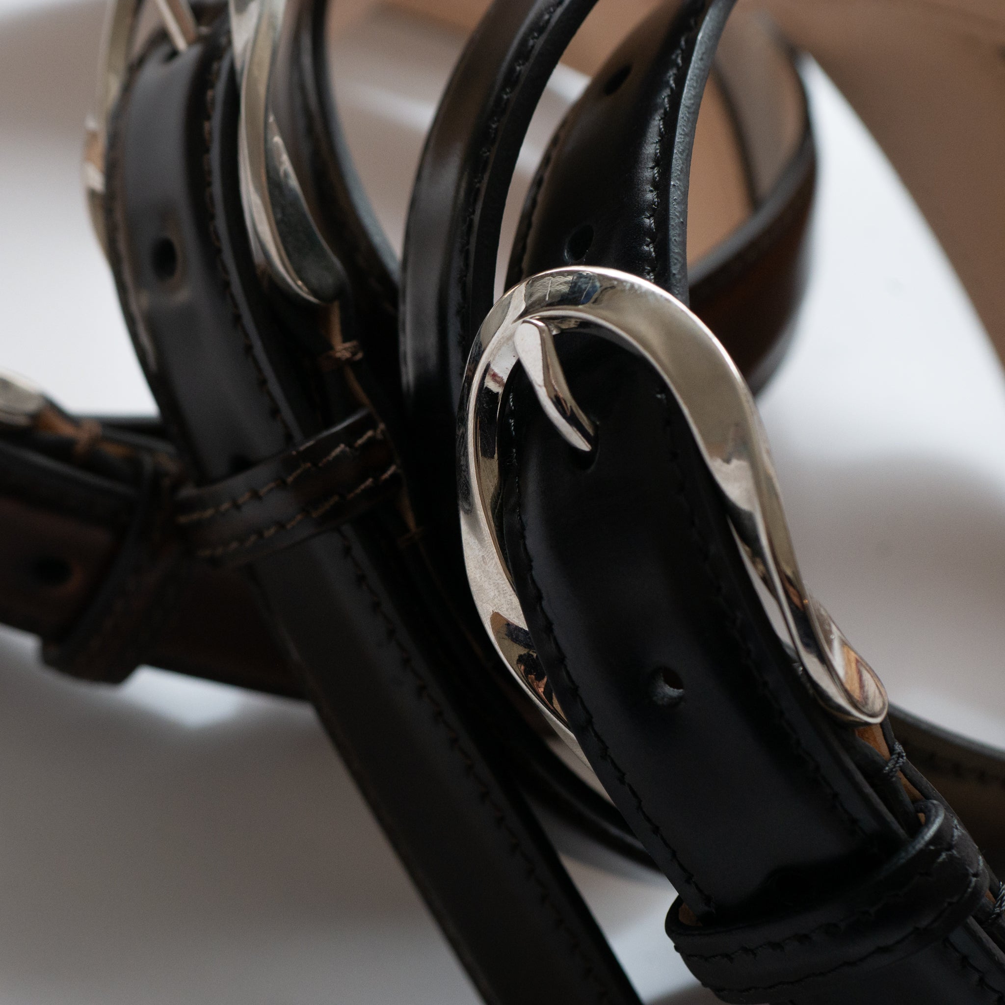 OVAL TWIST BUCKLE CORRECTED GRAIN LEATHER BELT