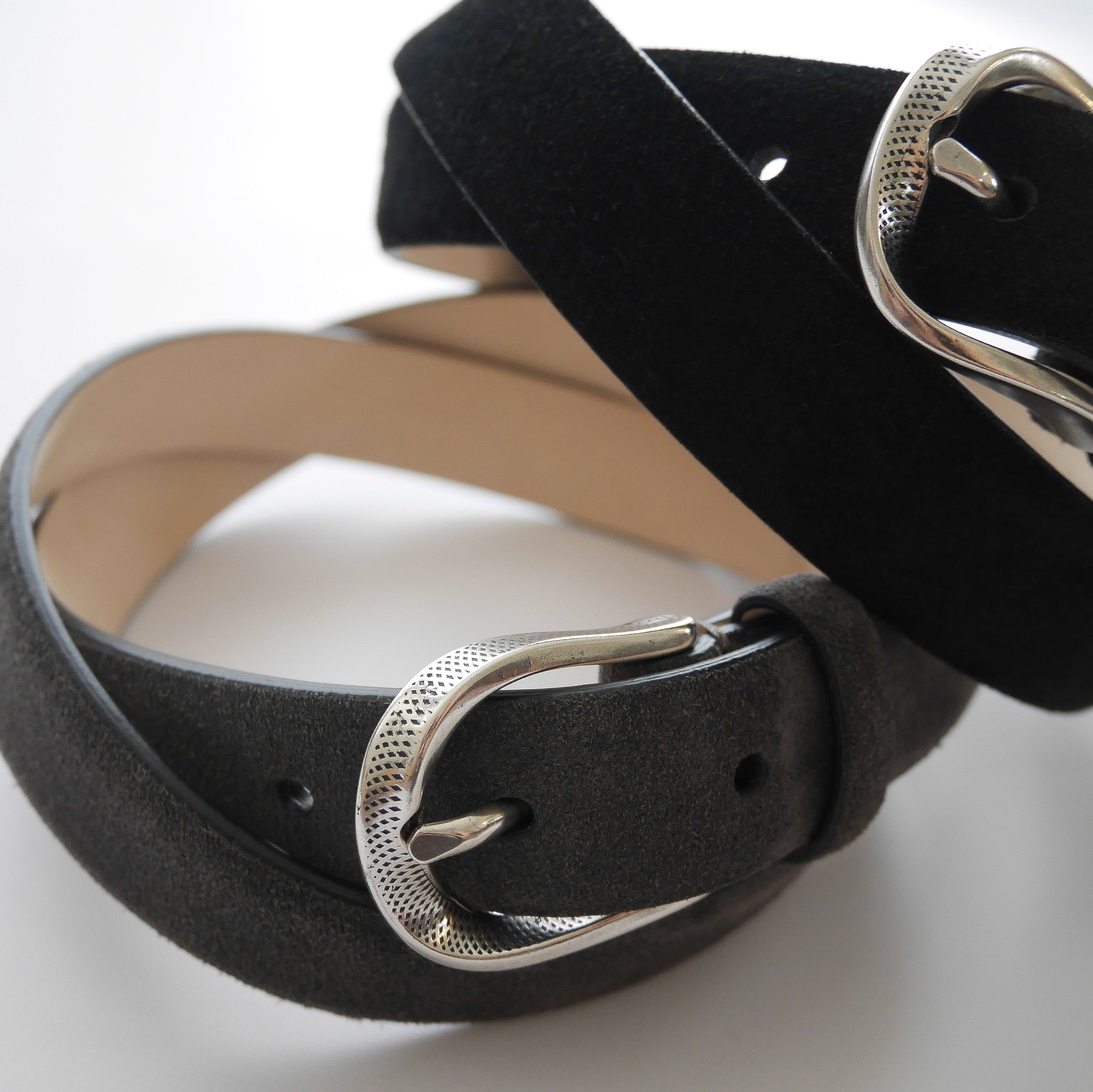 TWIST BUCKLE SUEDE BELT / SILVER BUCKLE