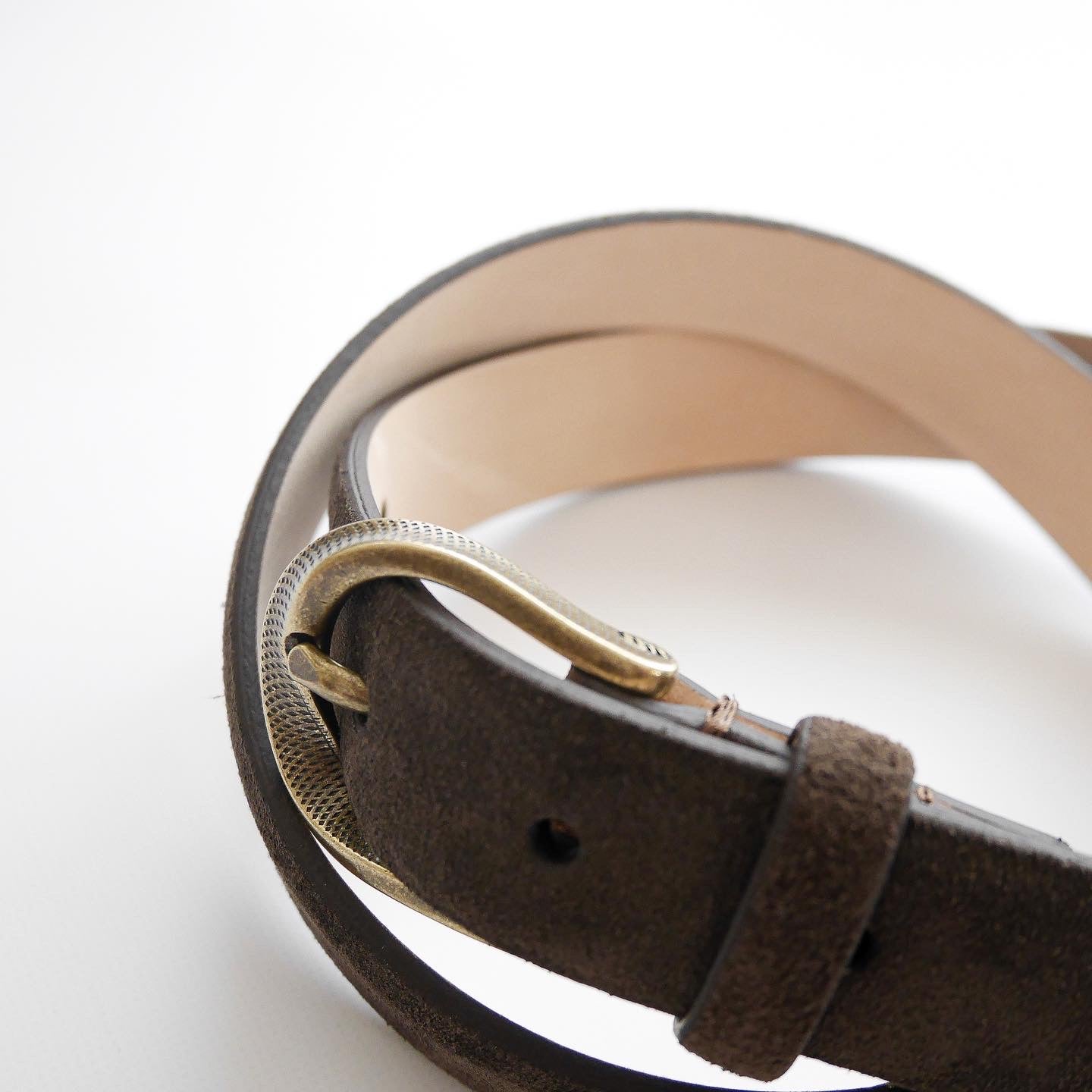 TWIST BUCKLE SUEDE BELT / GOLD BUCKLE